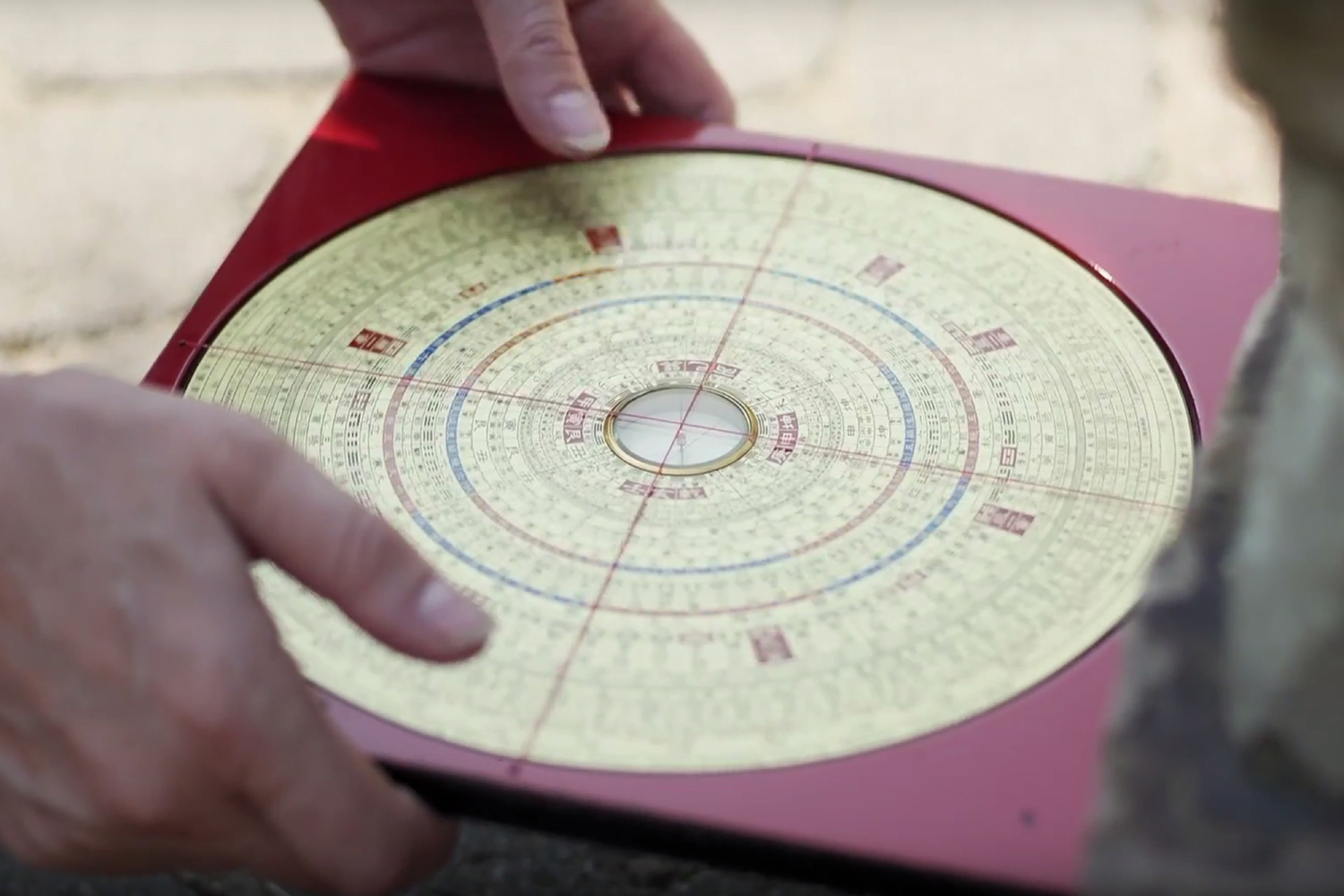 Lopan, chinesischer Kompass, Farben rot, gold, Formen Quadrat, Kreis, Feng Shui Beratung Hamburg Aikipea